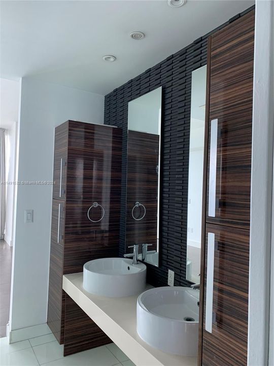 最近售出: $999,999 (2 贝兹, 2 浴室, 1147 平方英尺)