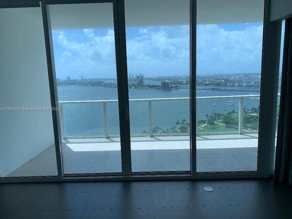 最近售出: $999,999 (2 贝兹, 2 浴室, 1147 平方英尺)