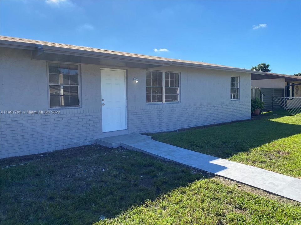 Recently Rented: $2,600 (3 beds, 2 baths, 1200 Square Feet)