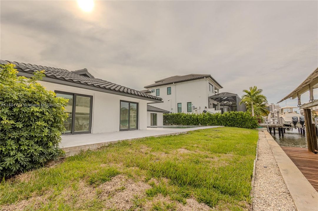 For Sale: $2,999,900 (4 beds, 3 baths, 2527 Square Feet)