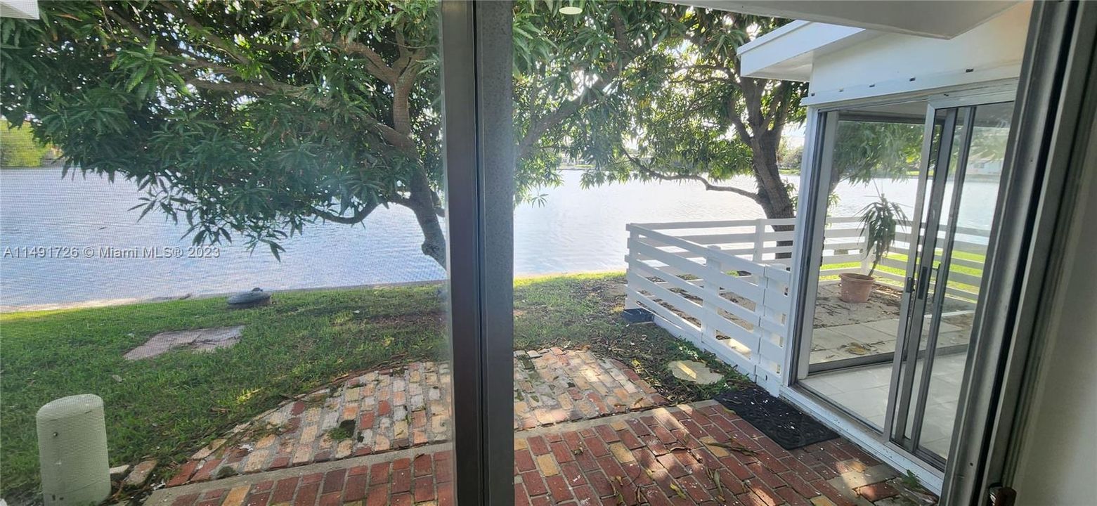 Recently Sold: $284,900 (2 beds, 1 baths, 875 Square Feet)