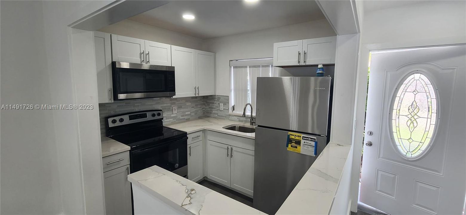 L@@K NEW KITCHEN, BRAND NEW SS APPLIANCES AND QUARTZ COUNTERTOP