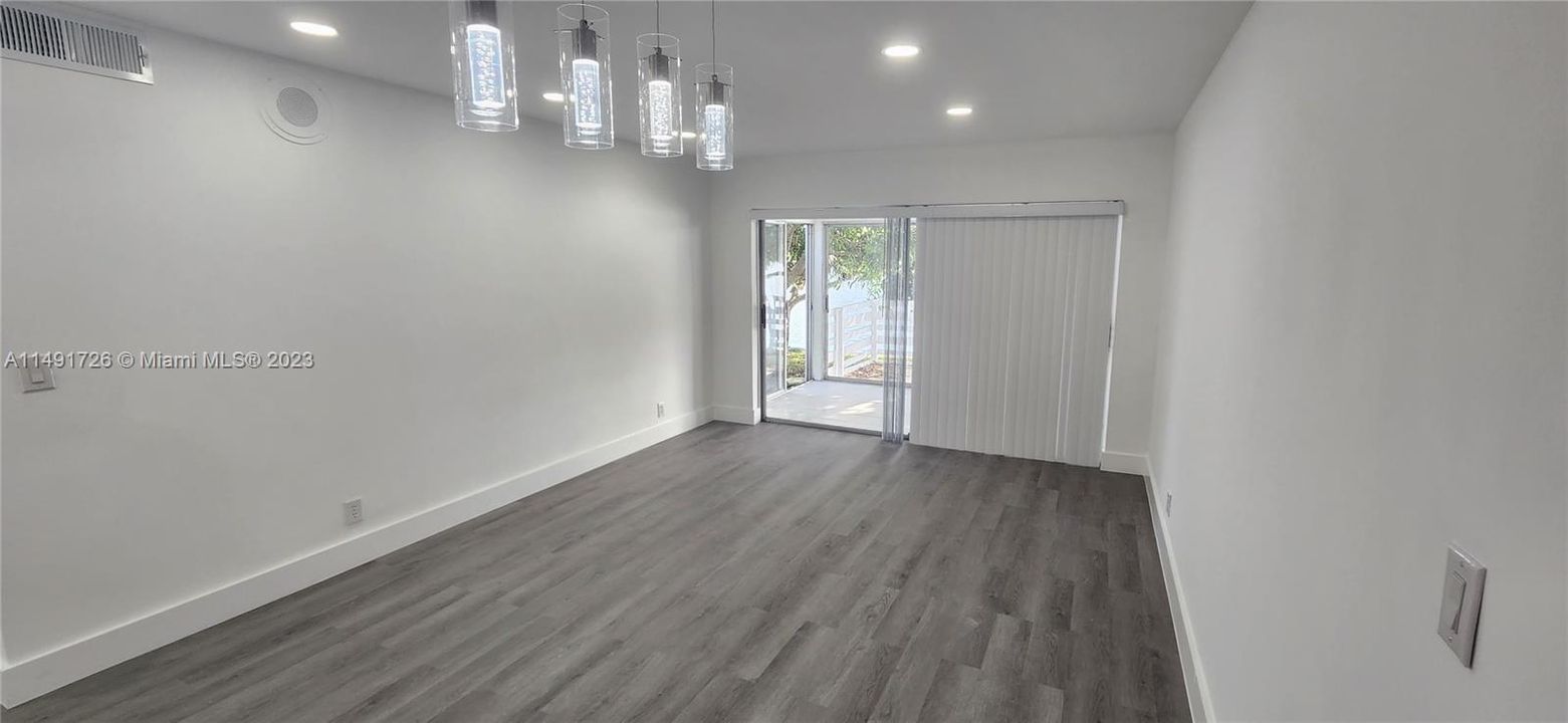 Recently Sold: $284,900 (2 beds, 1 baths, 875 Square Feet)