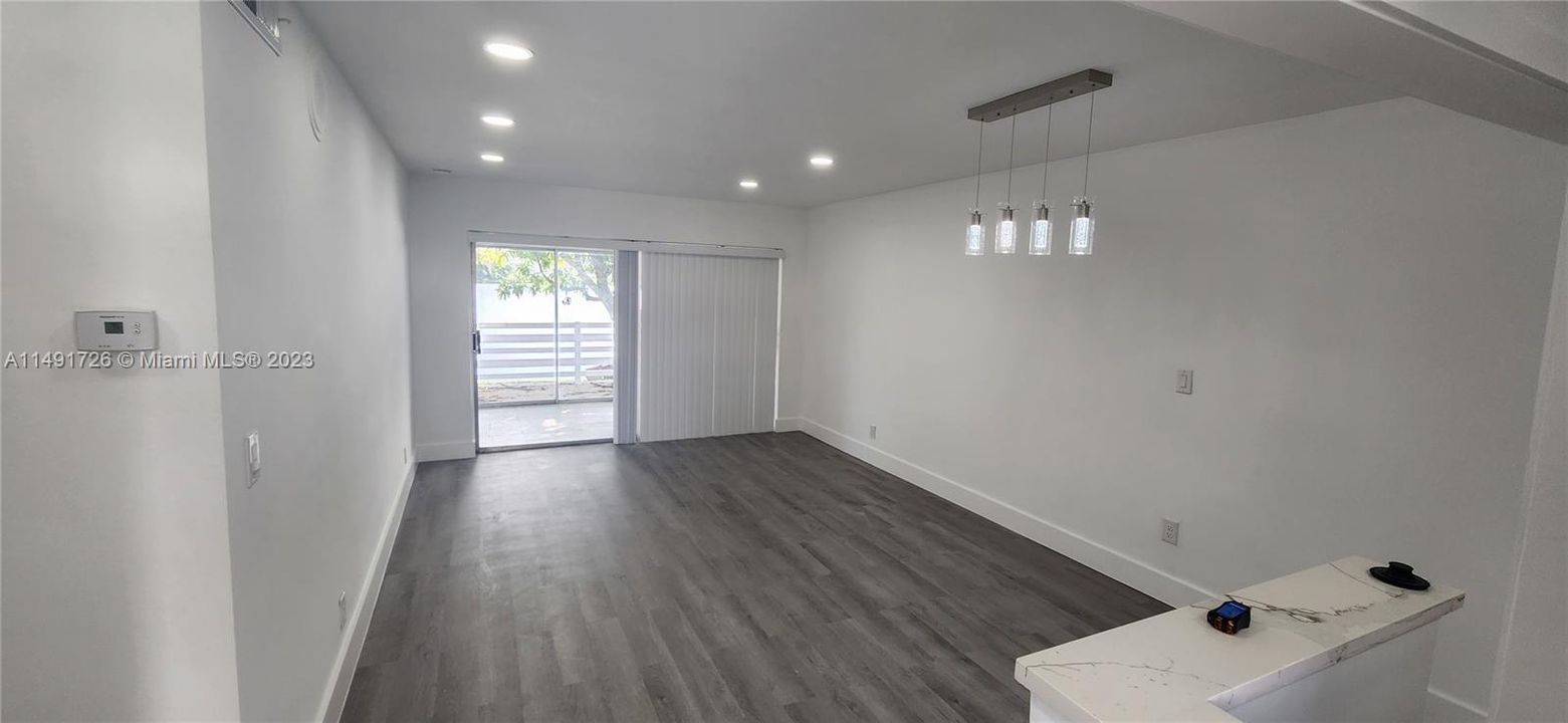 Recently Sold: $284,900 (2 beds, 1 baths, 875 Square Feet)