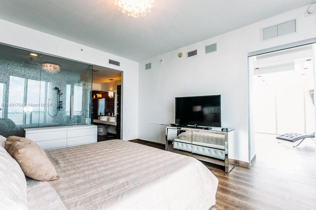 Recently Rented: $8,000 (2 beds, 2 baths, 1588 Square Feet)