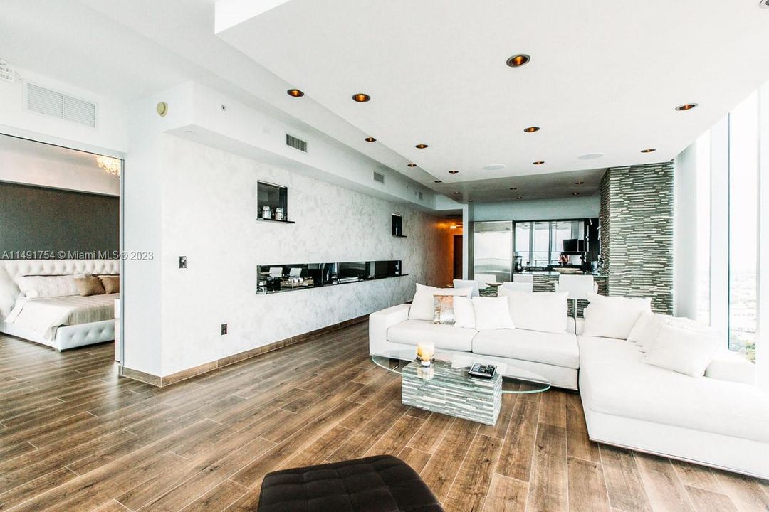 Recently Rented: $8,000 (2 beds, 2 baths, 1588 Square Feet)