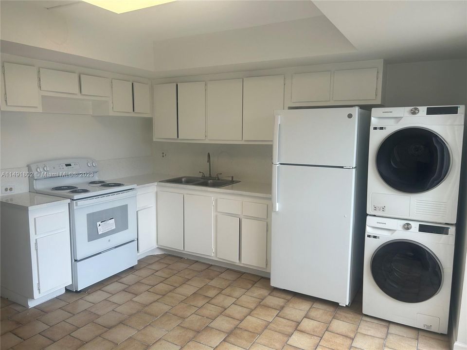 Active With Contract: $295,000 (2 beds, 0 baths, 871 Square Feet)