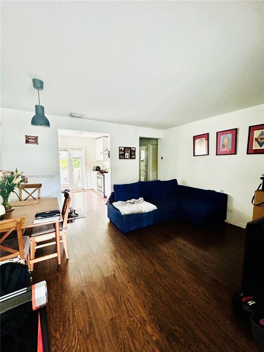 For Sale: $1,100,000 (1 beds, 1 baths, 854 Square Feet)