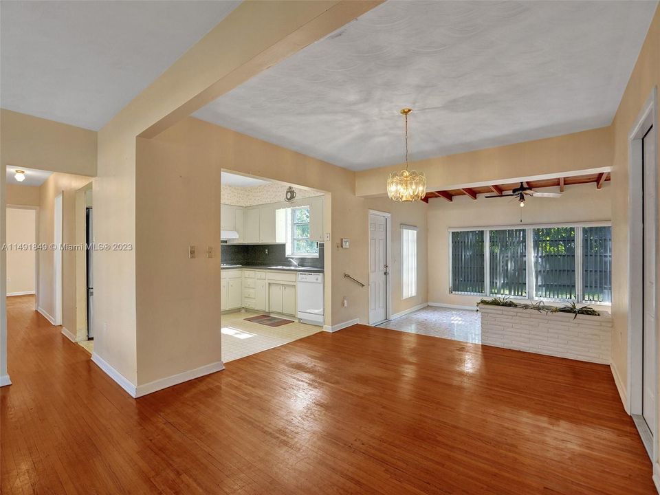 Недавно продано: $499,000 (3 спален, 2 ванн, 1458 Квадратных фут)