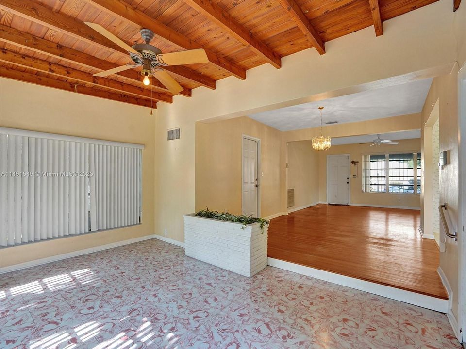 Недавно продано: $499,000 (3 спален, 2 ванн, 1458 Квадратных фут)