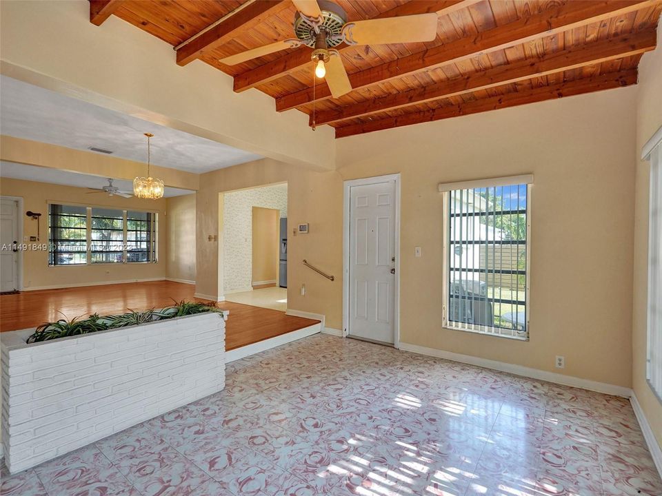 Недавно продано: $499,000 (3 спален, 2 ванн, 1458 Квадратных фут)