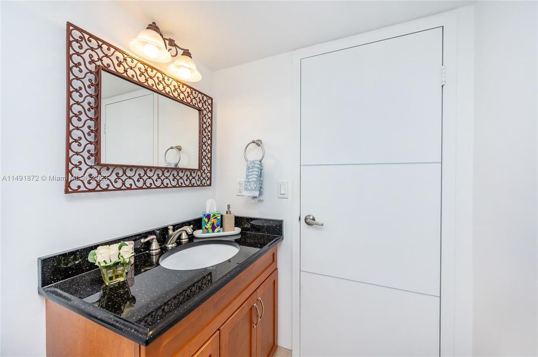 Active With Contract: $440,000 (1 beds, 1 baths, 860 Square Feet)