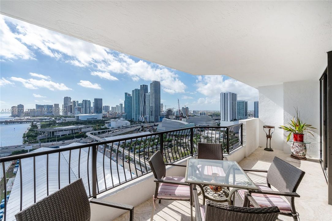Active With Contract: $440,000 (1 beds, 1 baths, 860 Square Feet)