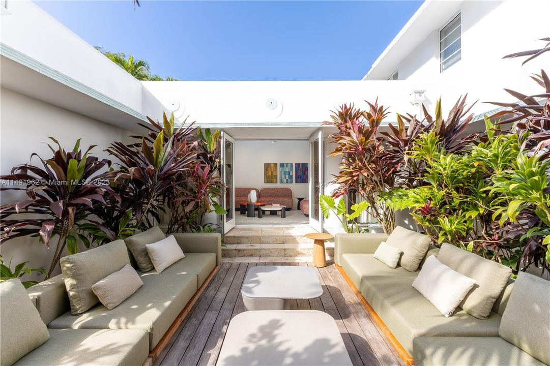 Active With Contract: $5,500,000 (4 beds, 4 baths, 4149 Square Feet)