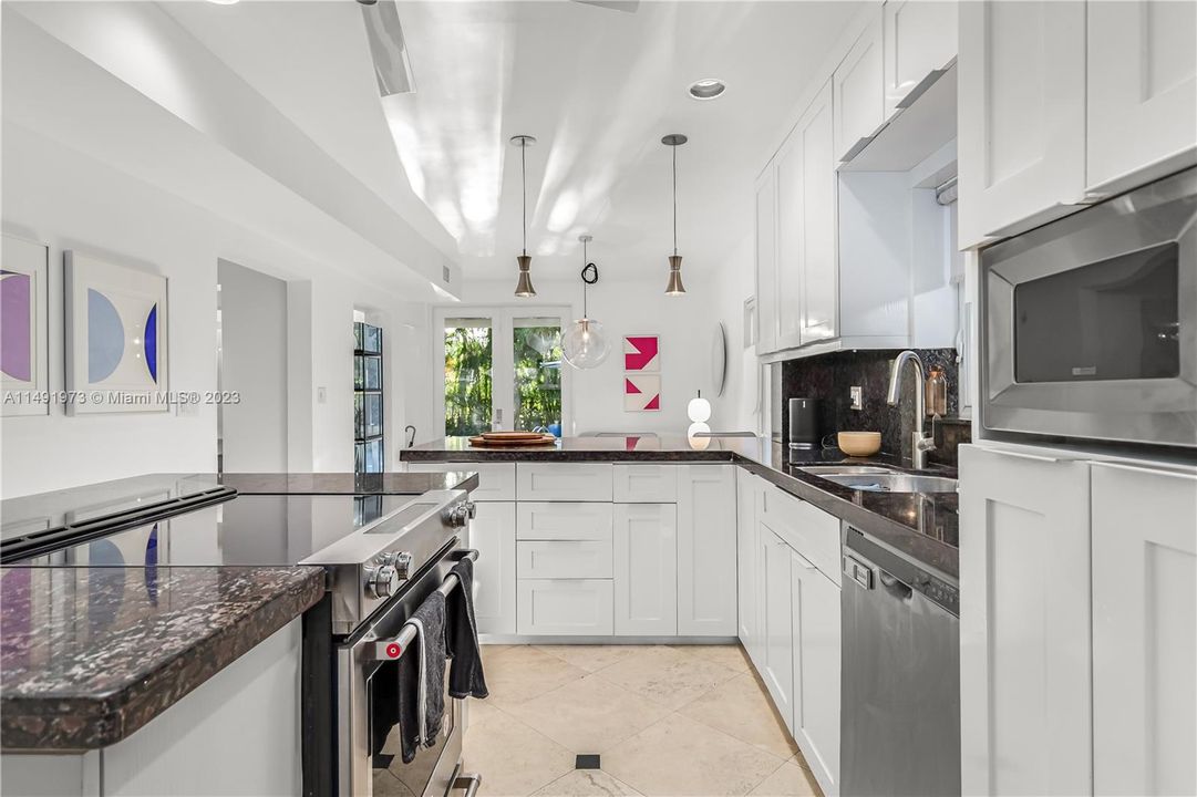 Active With Contract: $2,900,000 (4 beds, 3 baths, 2287 Square Feet)