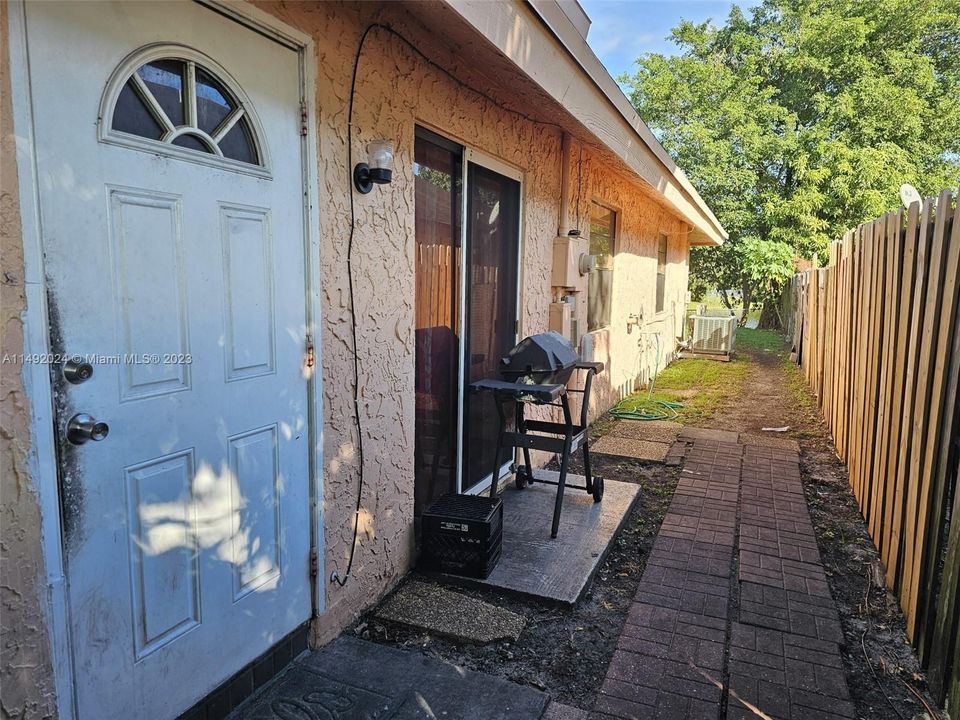 Recently Sold: $368,000 (4 beds, 2 baths, 1150 Square Feet)