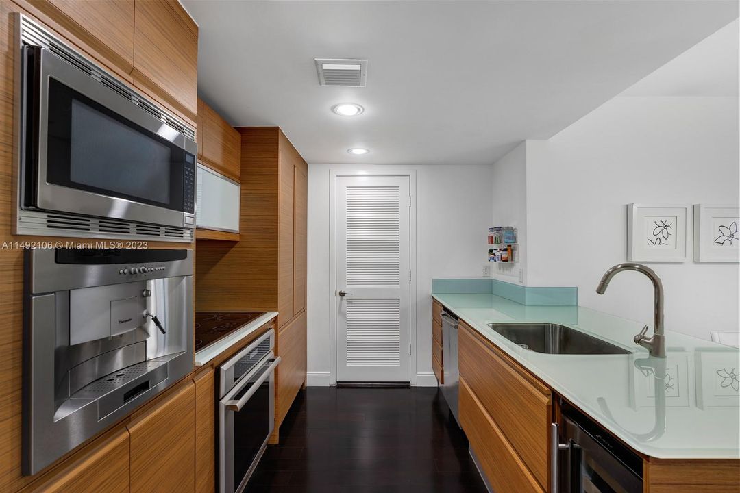 For Sale: $950,000 (1 beds, 1 baths, 833 Square Feet)