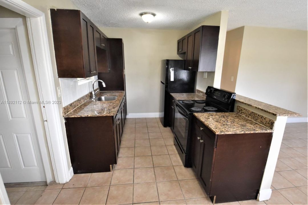 Recently Rented: $2,190 (3 beds, 2 baths, 950 Square Feet)