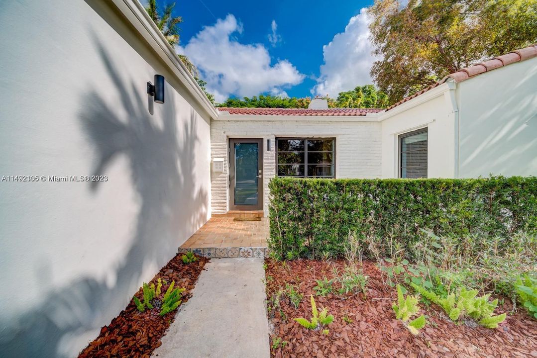 Recently Sold: $695,000 (2 beds, 1 baths, 1114 Square Feet)