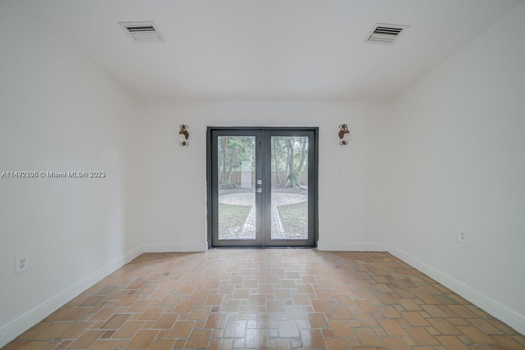 Recently Sold: $695,000 (2 beds, 1 baths, 1114 Square Feet)