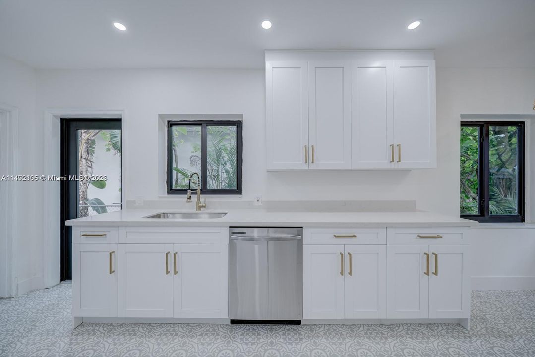 Recently Sold: $695,000 (2 beds, 1 baths, 1114 Square Feet)