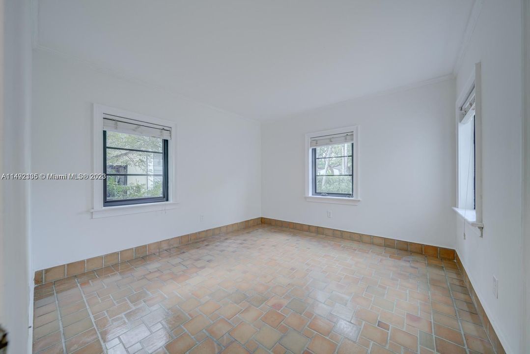 Recently Sold: $695,000 (2 beds, 1 baths, 1114 Square Feet)