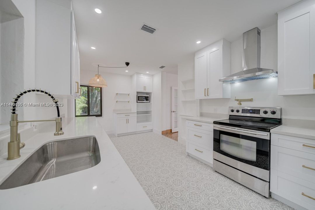 Recently Sold: $695,000 (2 beds, 1 baths, 1114 Square Feet)