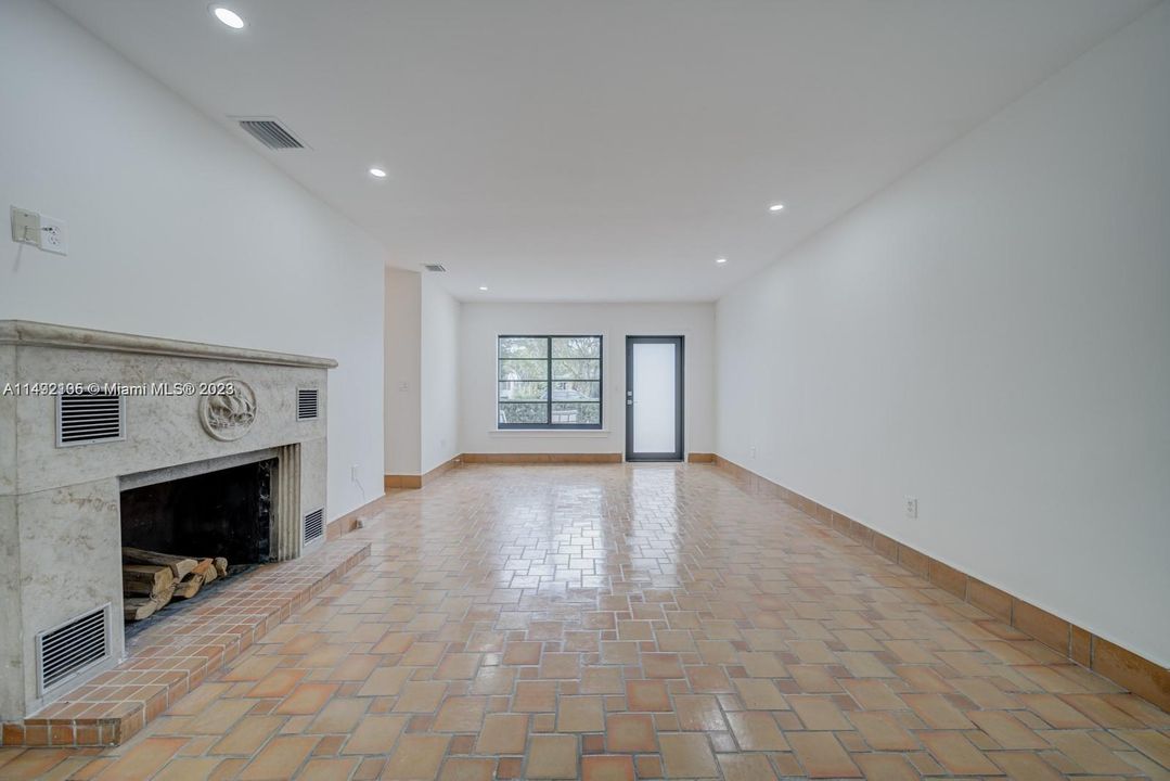 Recently Sold: $695,000 (2 beds, 1 baths, 1114 Square Feet)