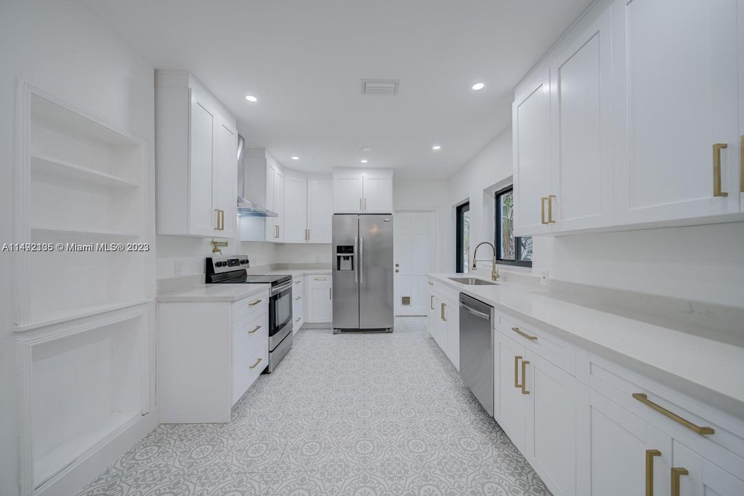 Recently Sold: $695,000 (2 beds, 1 baths, 1114 Square Feet)