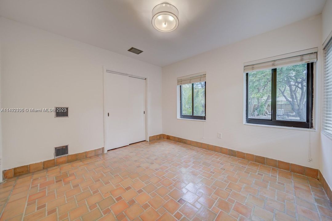 Recently Sold: $695,000 (2 beds, 1 baths, 1114 Square Feet)