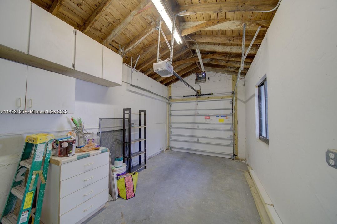 Recently Sold: $695,000 (2 beds, 1 baths, 1114 Square Feet)