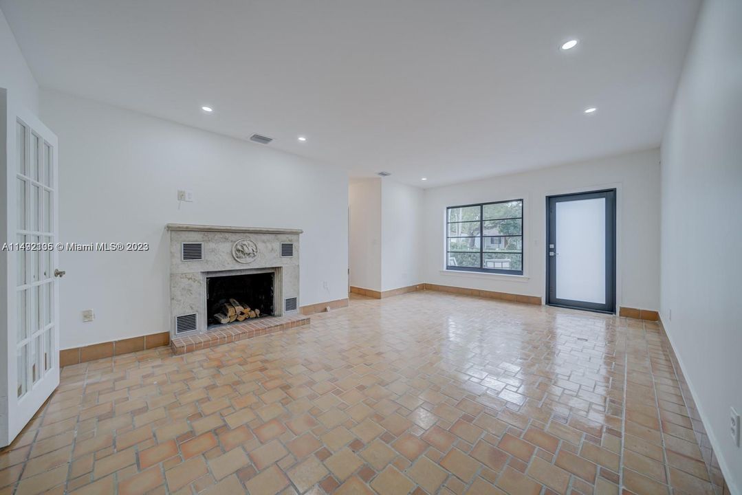 Recently Sold: $695,000 (2 beds, 1 baths, 1114 Square Feet)