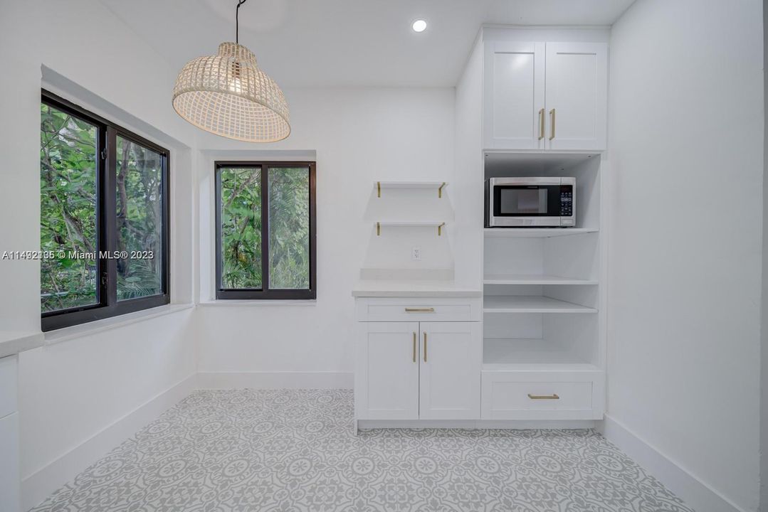 Recently Sold: $695,000 (2 beds, 1 baths, 1114 Square Feet)