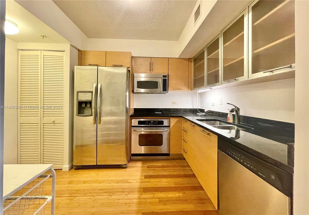 Vendido Recientemente: $627,000 (2 camas, 2 baños, 1051 Pies cuadrados)