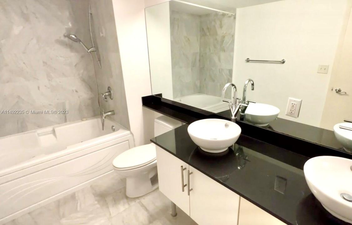 Vendido Recientemente: $627,000 (2 camas, 2 baños, 1051 Pies cuadrados)