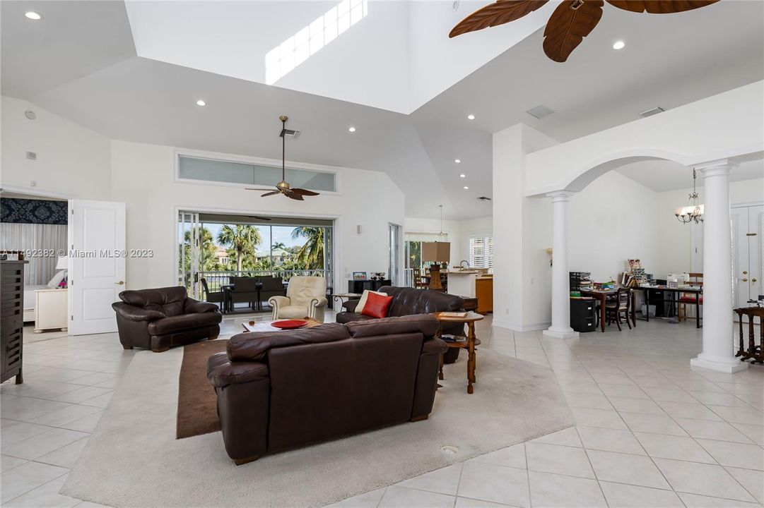 Recently Sold: $2,495,000 (4 beds, 4 baths, 3132 Square Feet)