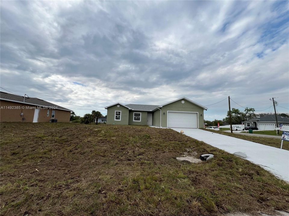 Recently Sold: $330,000 (3 beds, 2 baths, 1439 Square Feet)