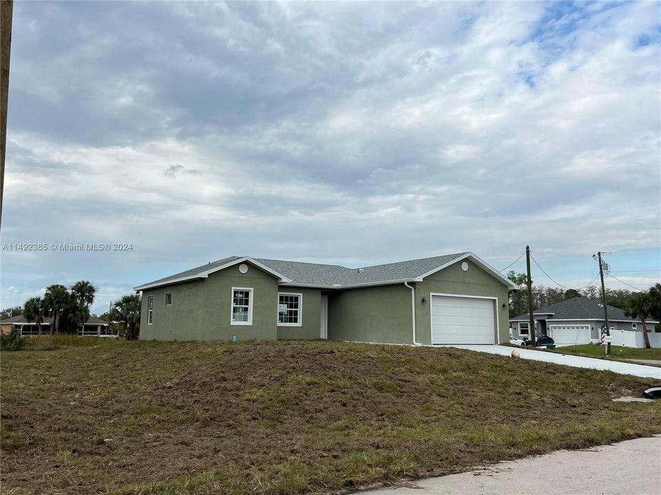 Recently Sold: $330,000 (3 beds, 2 baths, 1439 Square Feet)