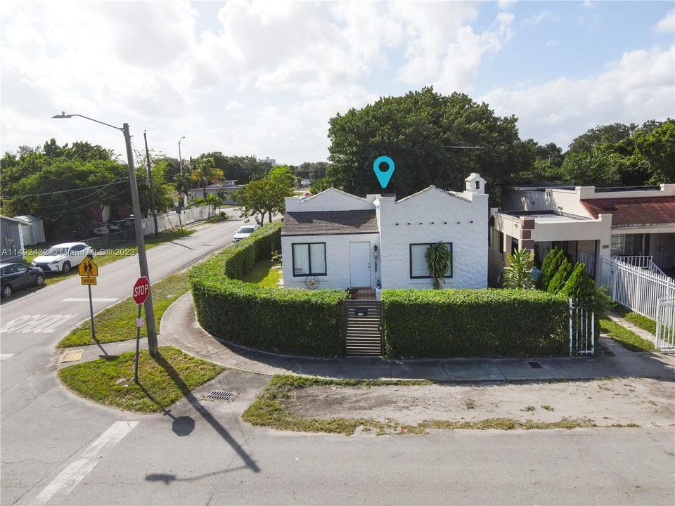 Recently Sold: $440,000 (2 beds, 1 baths, 998 Square Feet)