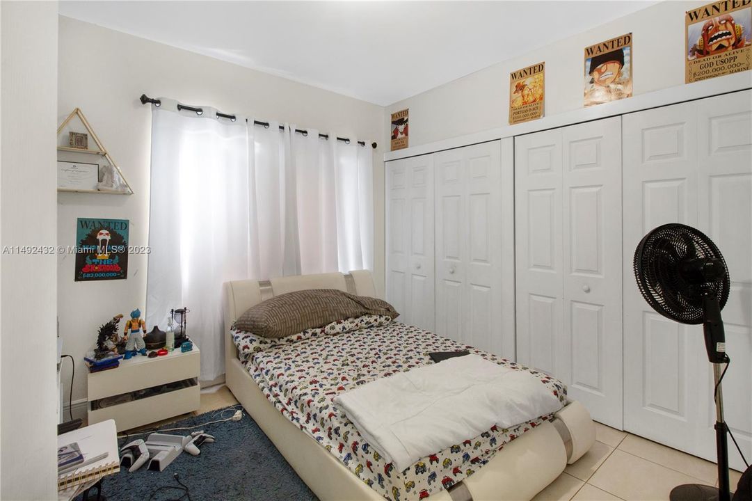 Recently Sold: $440,000 (2 beds, 1 baths, 998 Square Feet)