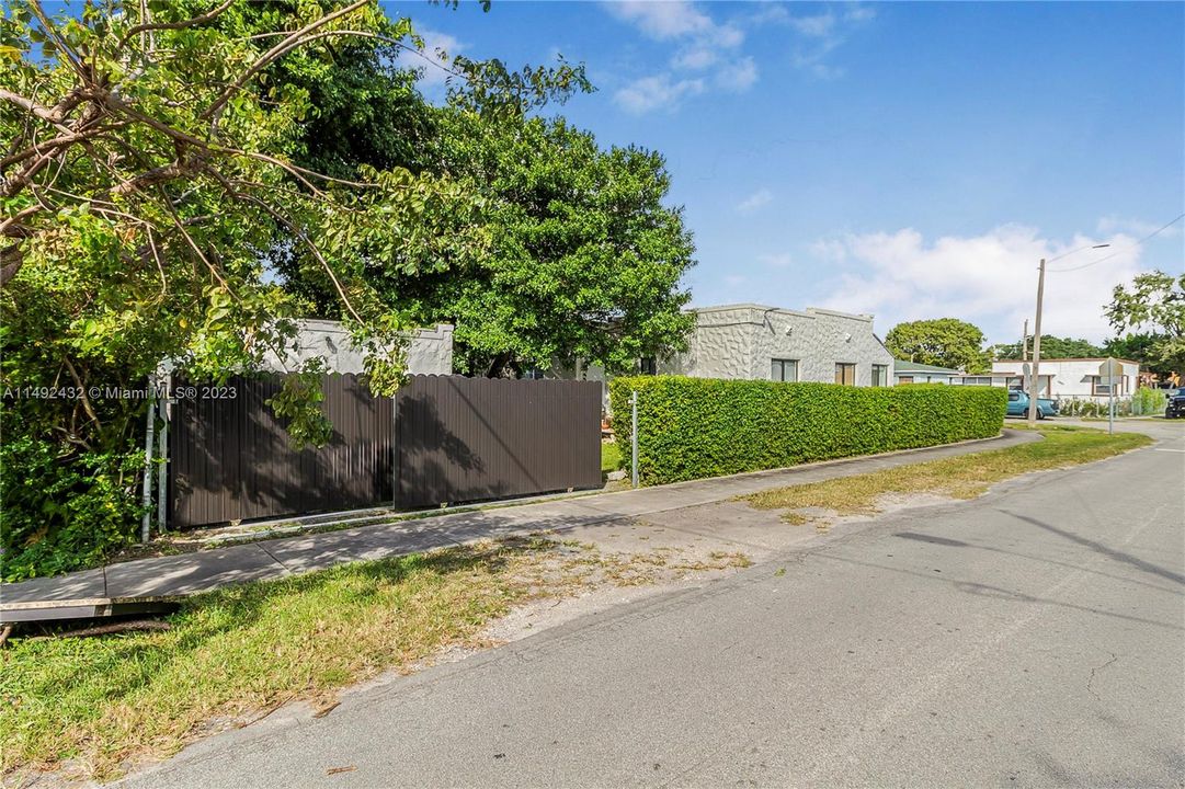 Recently Sold: $440,000 (2 beds, 1 baths, 998 Square Feet)