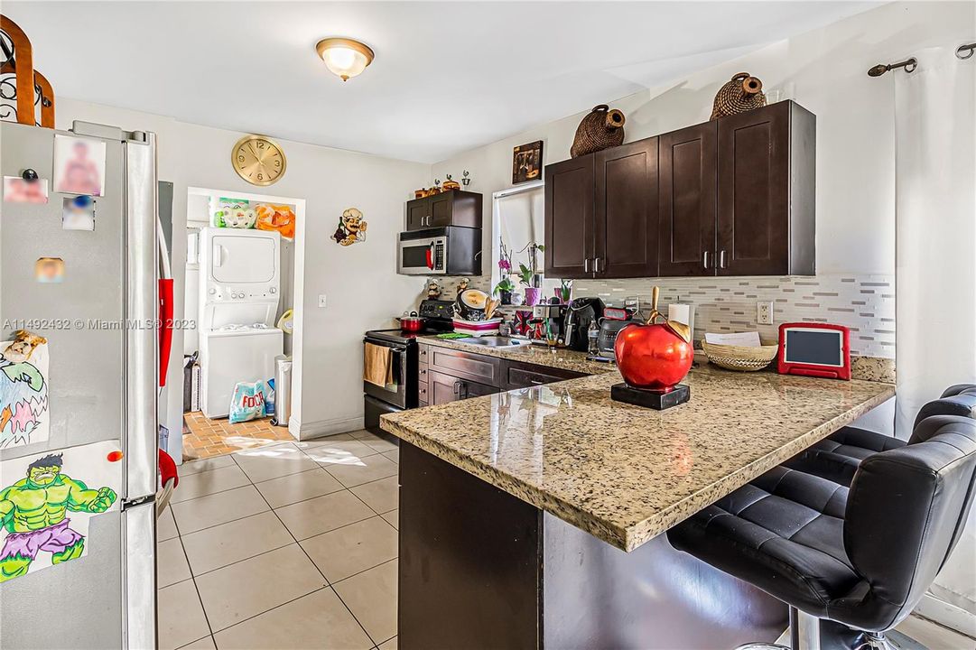 Recently Sold: $440,000 (2 beds, 1 baths, 998 Square Feet)