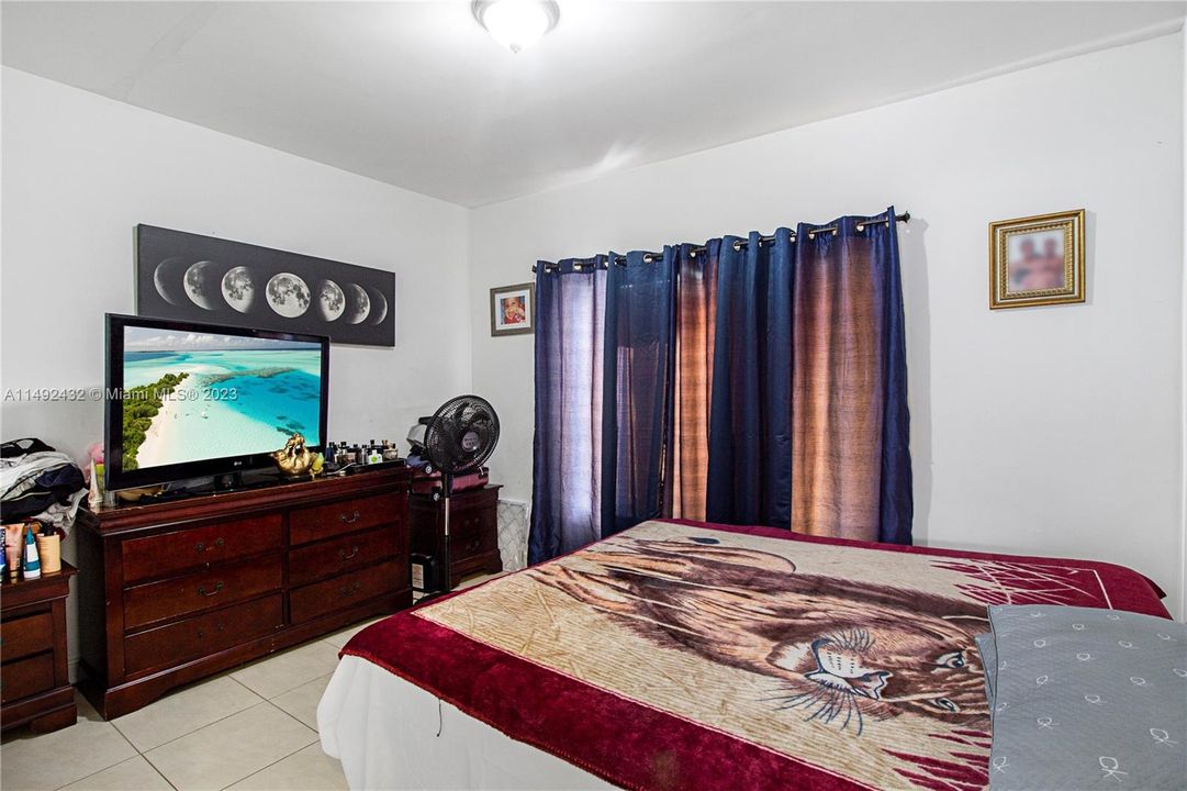 Recently Sold: $440,000 (2 beds, 1 baths, 998 Square Feet)