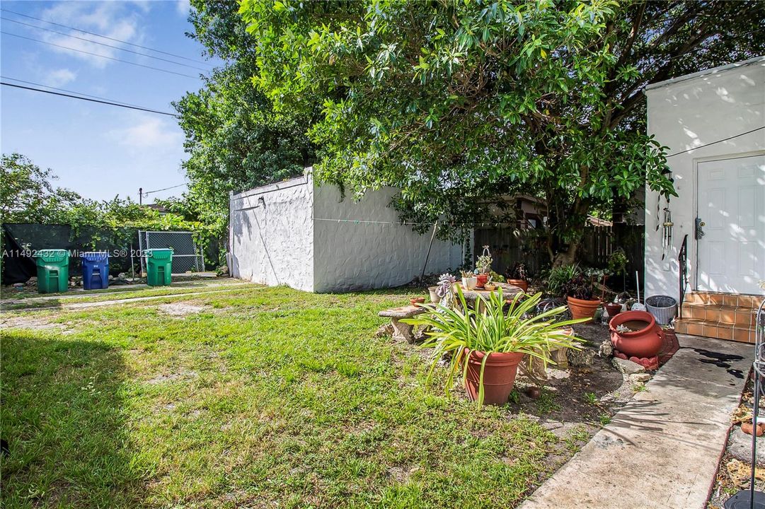 Recently Sold: $440,000 (2 beds, 1 baths, 998 Square Feet)