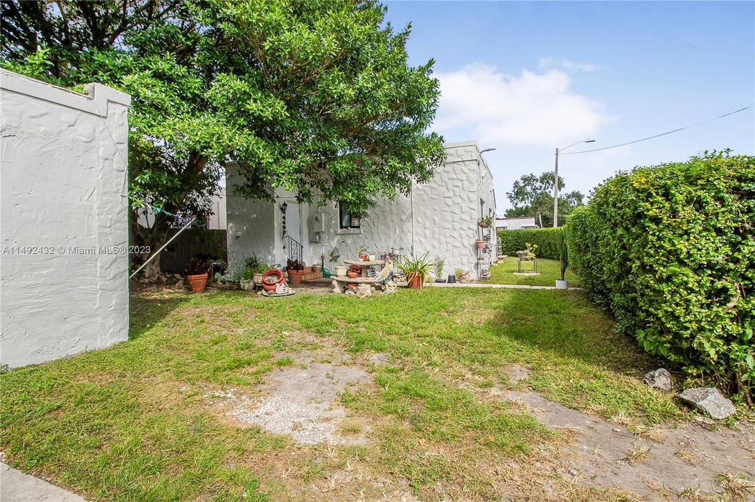 Recently Sold: $440,000 (2 beds, 1 baths, 998 Square Feet)