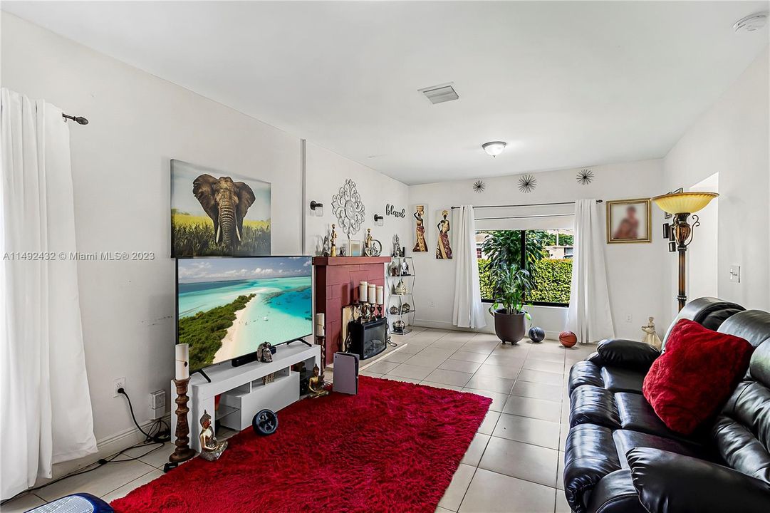 Recently Sold: $440,000 (2 beds, 1 baths, 998 Square Feet)