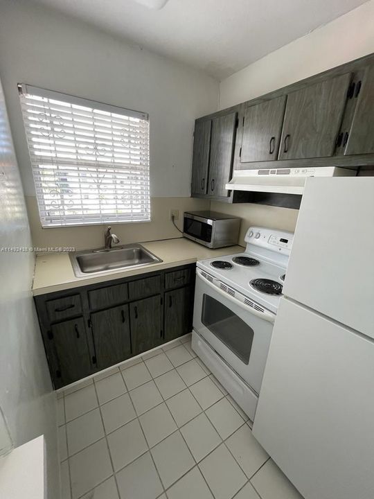 For Sale: $204,000 (1 beds, 1 baths, 560 Square Feet)