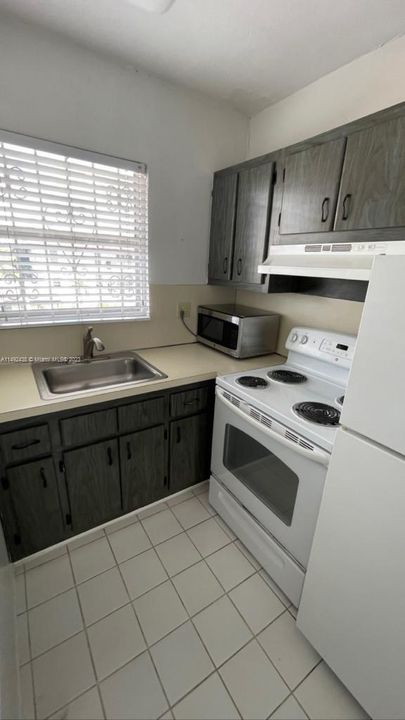 For Sale: $204,000 (1 beds, 1 baths, 560 Square Feet)