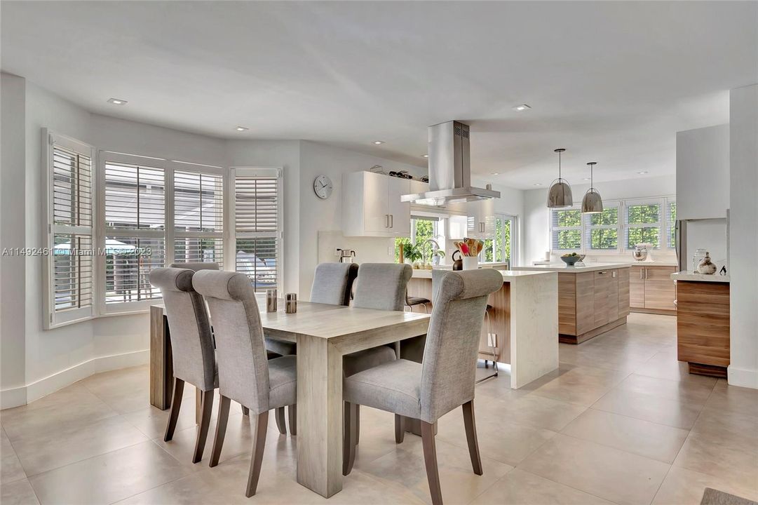 Недавно продано: $1,800,000 (5 спален, 3 ванн, 2658 Квадратных фут)