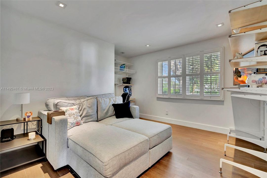 Недавно продано: $1,800,000 (5 спален, 3 ванн, 2658 Квадратных фут)